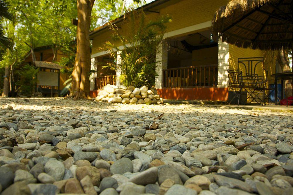 Maruni Sanctuary Lodge By Kgh Group Sauraha Bagian luar foto